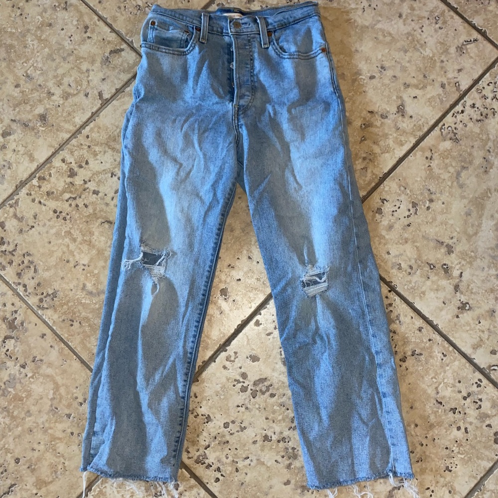 LEVI’S ribcage straight Jean. Came with raw hem and holes in knees. Size 28